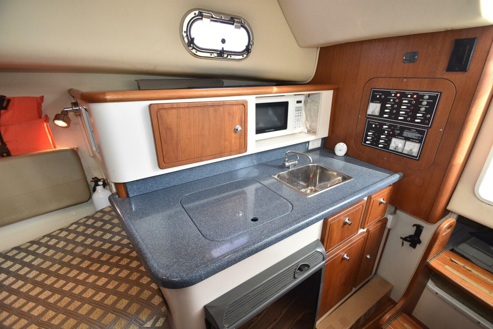 2005 Pursuit 3070 Offshore Express — photo 24