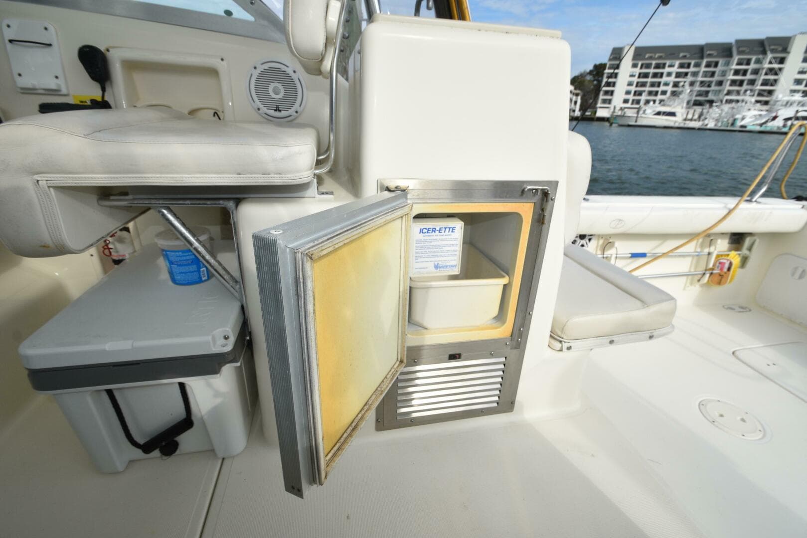 2005 Pursuit 3070 Offshore Express — photo 15