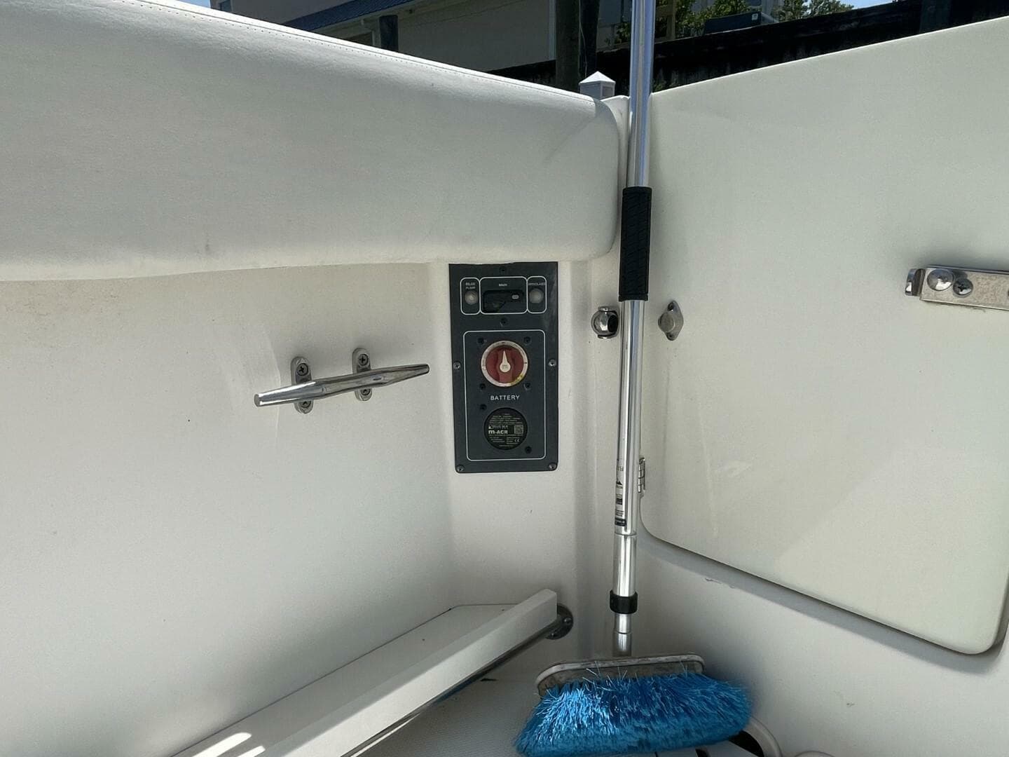 2016 Boston Whaler 270 Vantage — photo 13