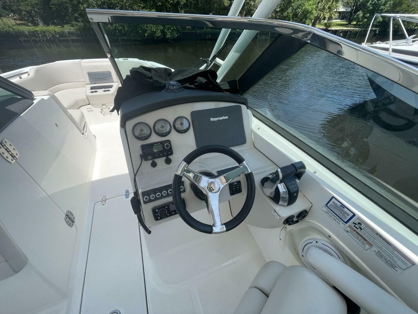 2016 Boston Whaler 270 Vantage — photo 20