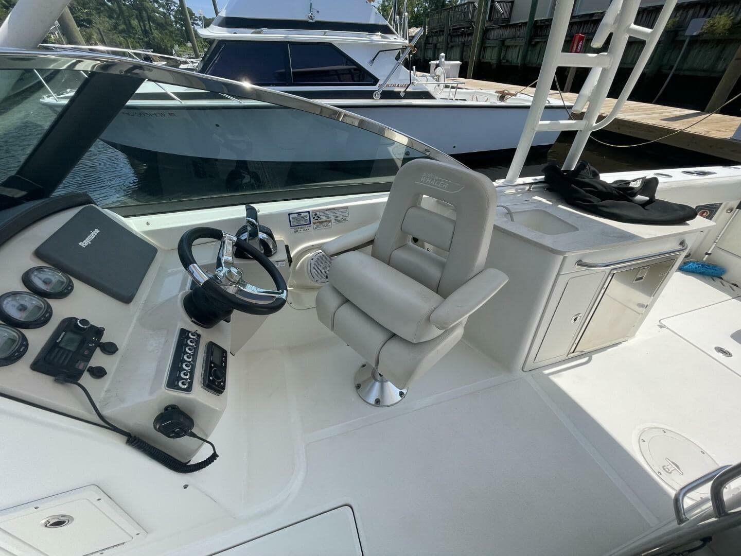 2016 Boston Whaler 270 Vantage — photo 21