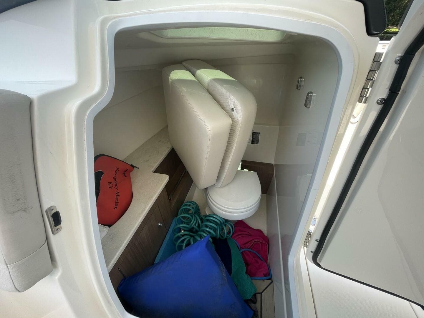 2016 Boston Whaler 270 Vantage — photo 25