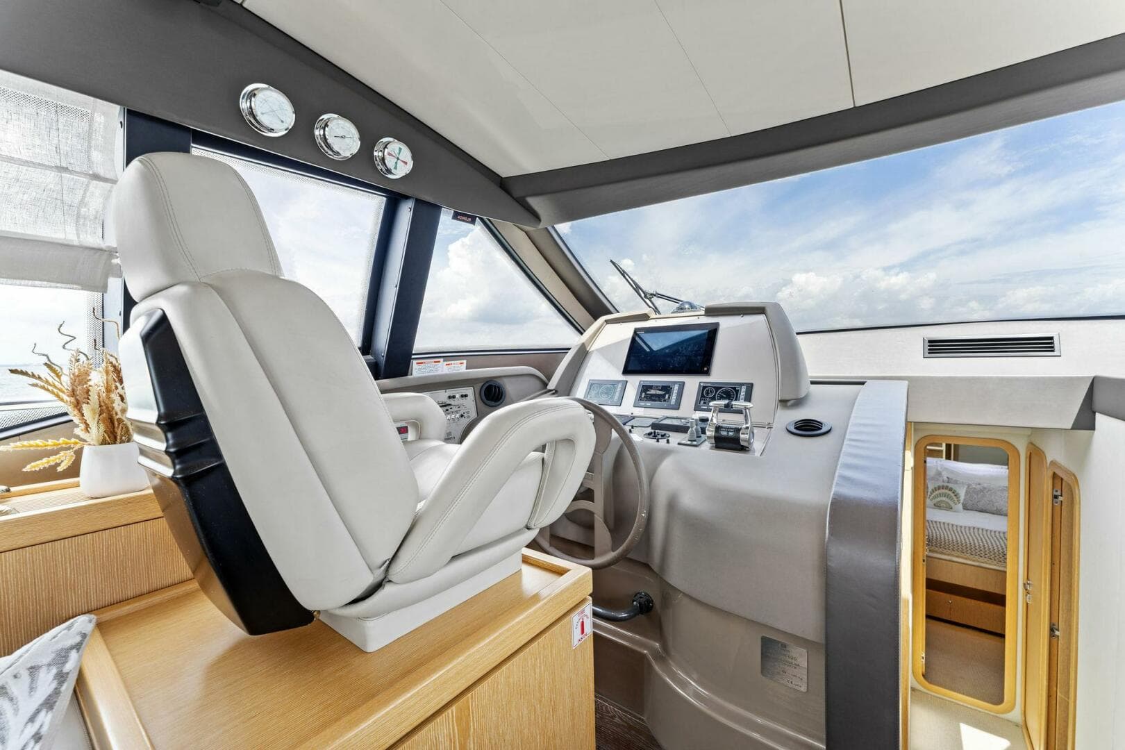 2013 Ferretti Yachts 620 — photo 2