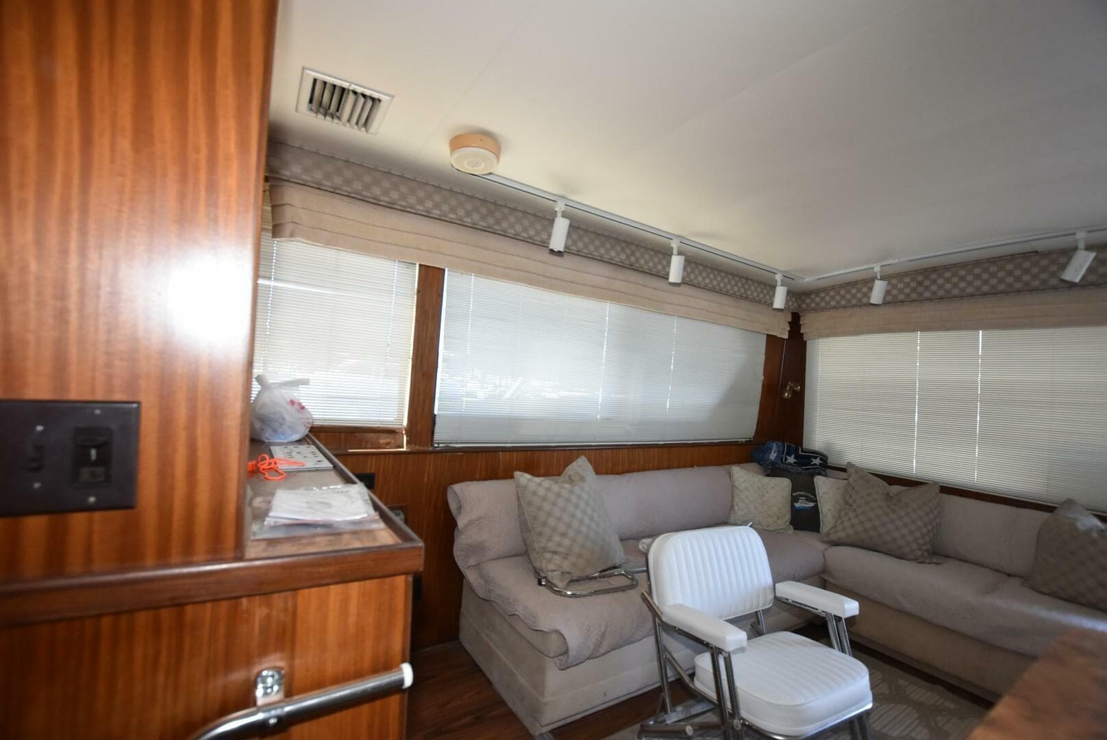 1988 Hatteras 48 Convertible — photo 12