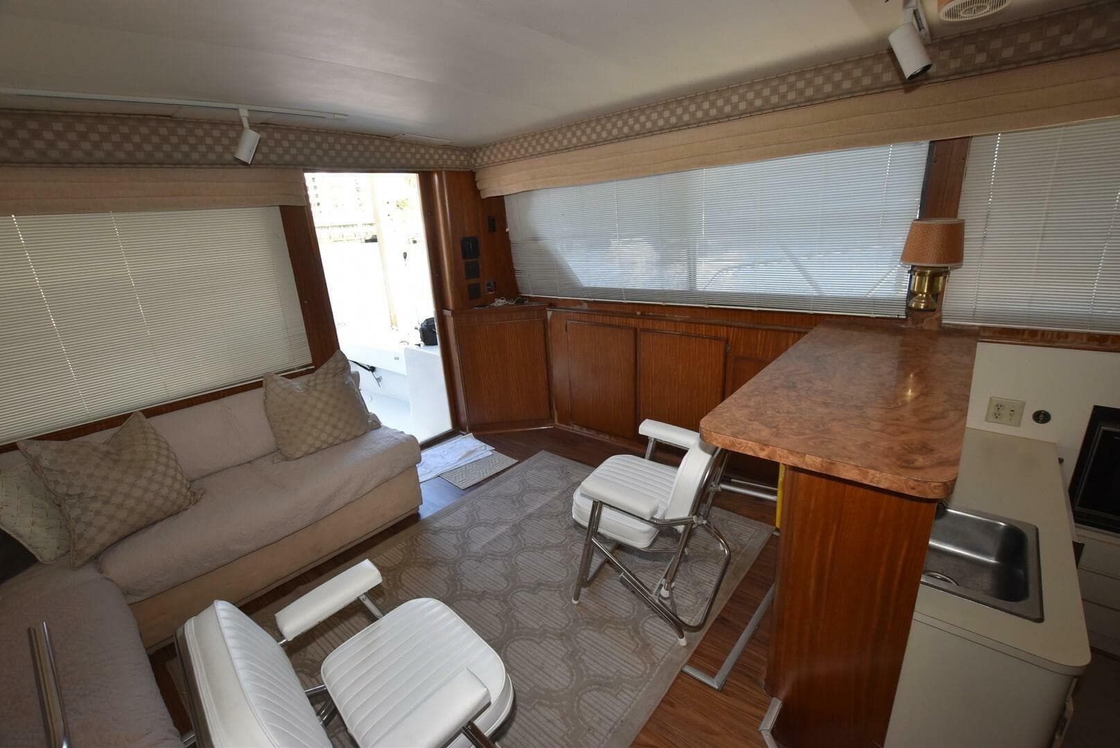 1988 Hatteras 48 Convertible — photo 3