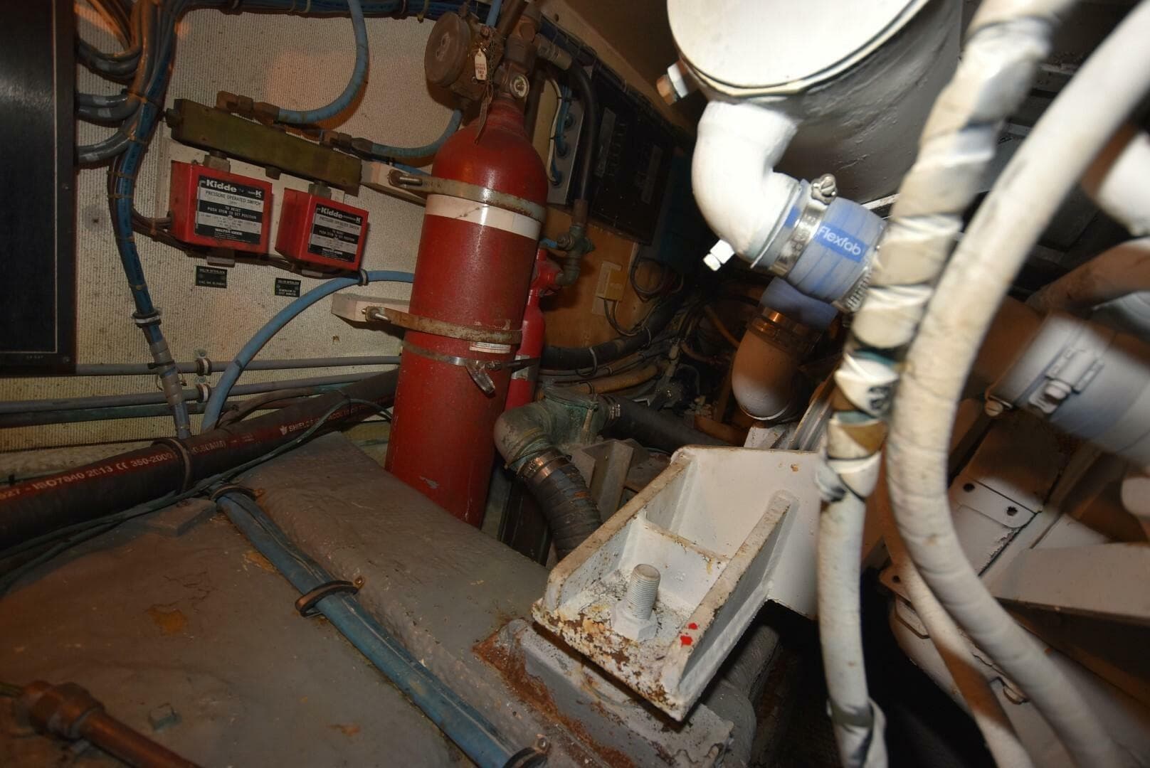 1988 Hatteras 48 Convertible — photo 18