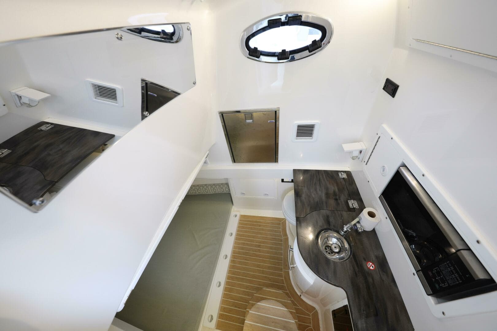 2018 Regulator 34 SS — photo 34