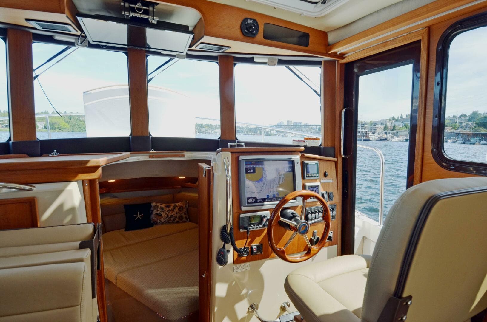 2013 Ranger Tugs R-31 Cb — photo 8