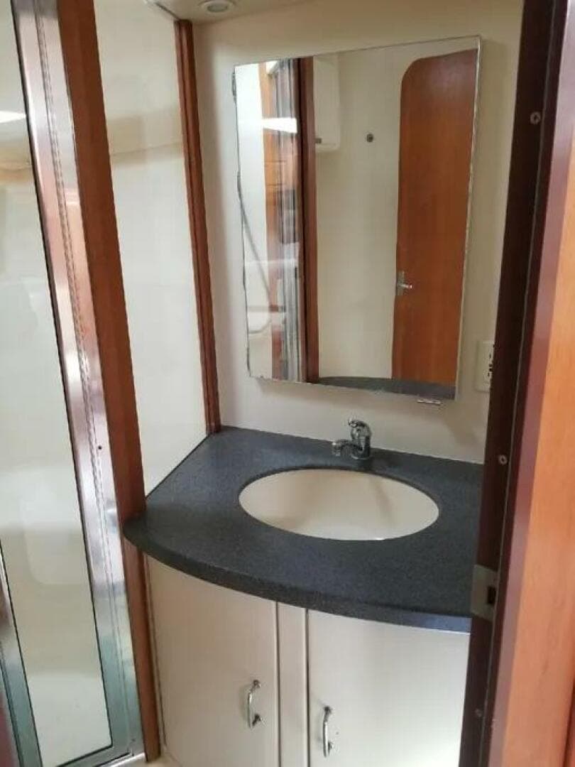 2002 Luhrs Express 36 — photo 14