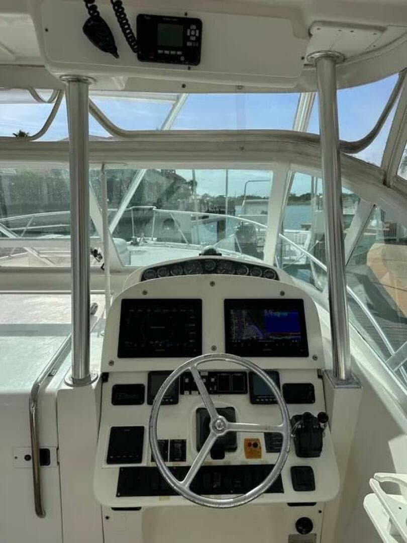 2002 Luhrs Express 36 — photo 2