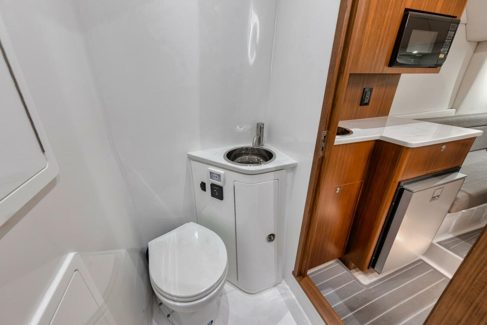 2024 Front Runner 47 CC — photo 48