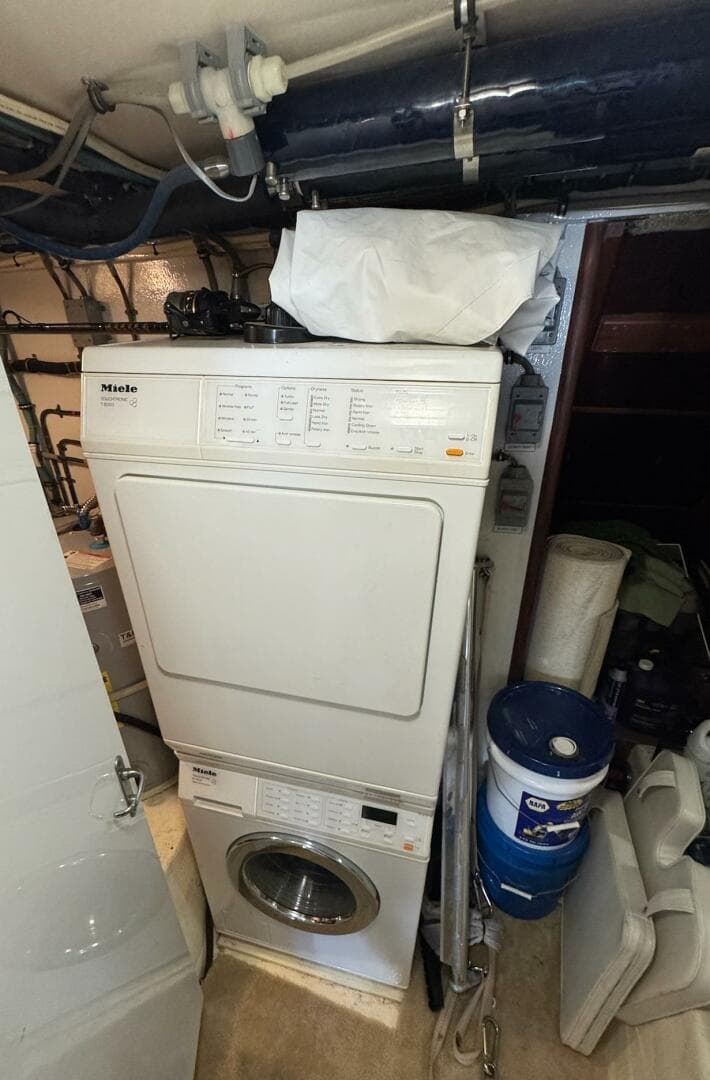 1985 Hatteras Enclosed Bridge — photo 49