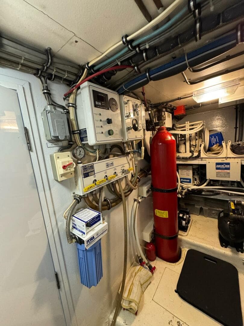 1985 Hatteras Enclosed Bridge — photo 48