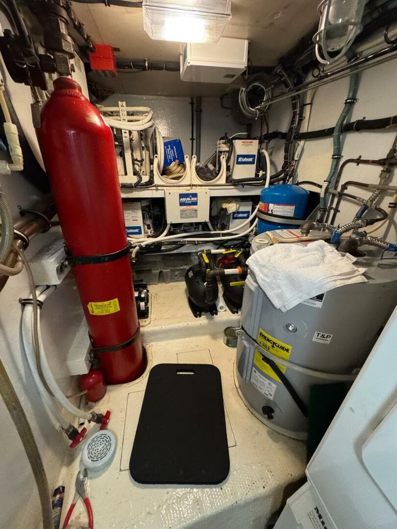 1985 Hatteras Enclosed Bridge — photo 46