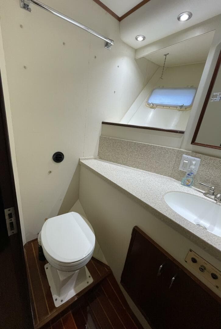 1985 Hatteras Enclosed Bridge — photo 19