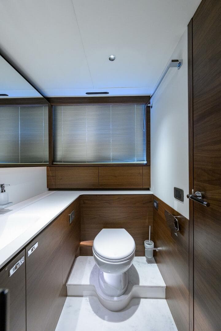 2027 Princess X80 — photo 16