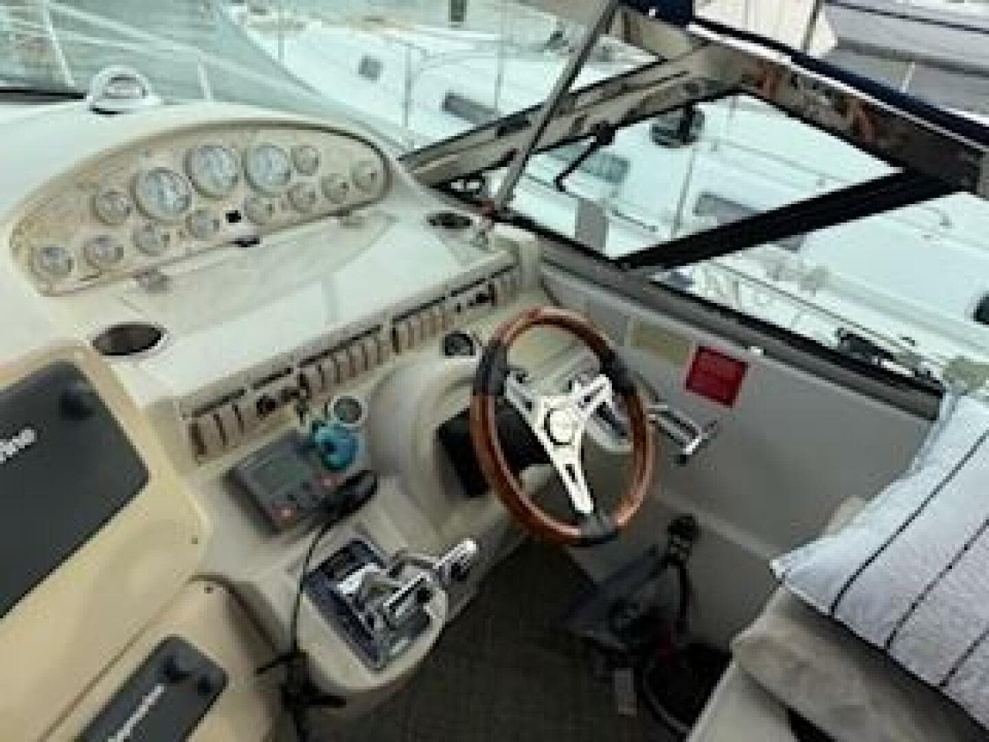 1998 Cruisers Yachts 4270 — photo 12