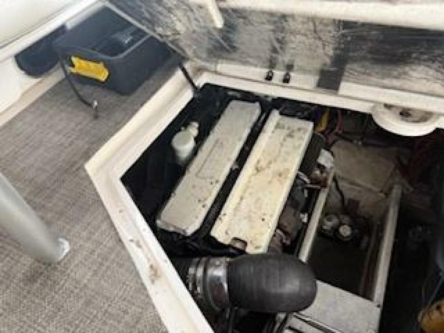 1998 Cruisers Yachts 4270 — photo 16