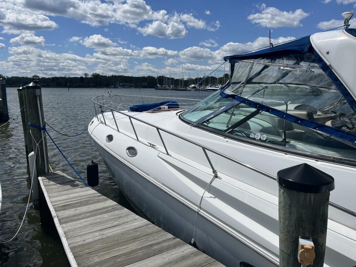 1998 Cruisers Yachts 4270 — photo 3