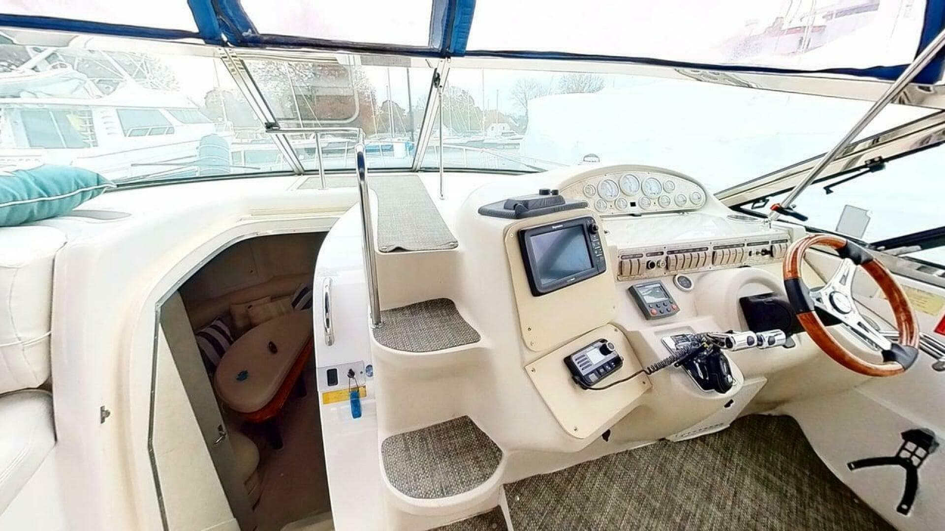 1998 Cruisers Yachts 4270 — photo 11