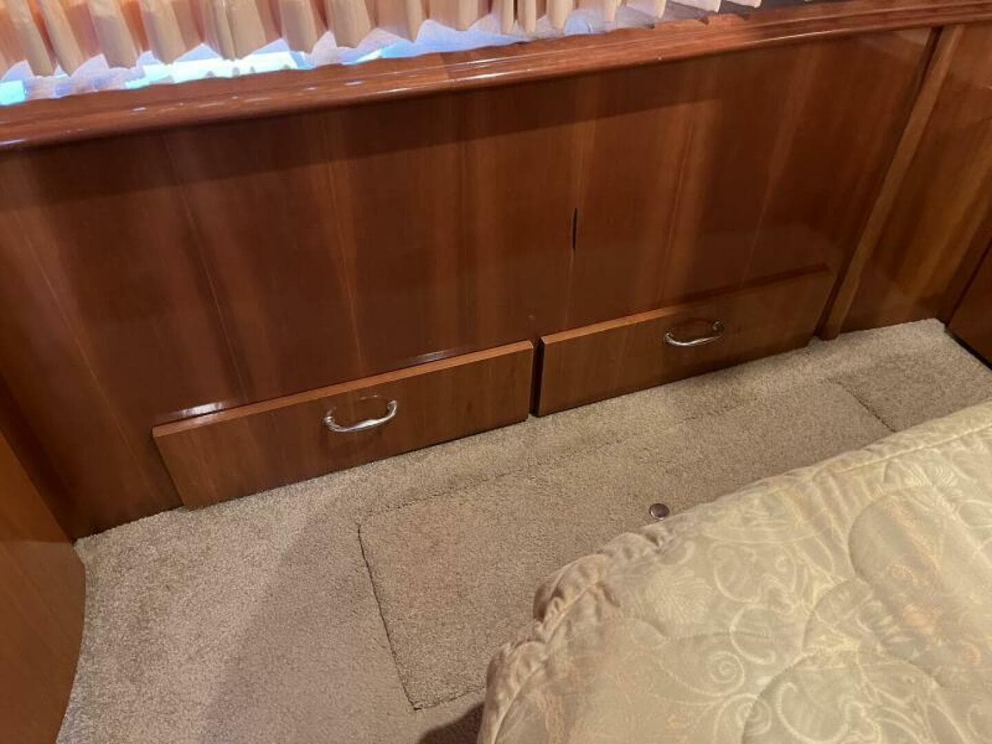 2005 Carver 396 — photo 46