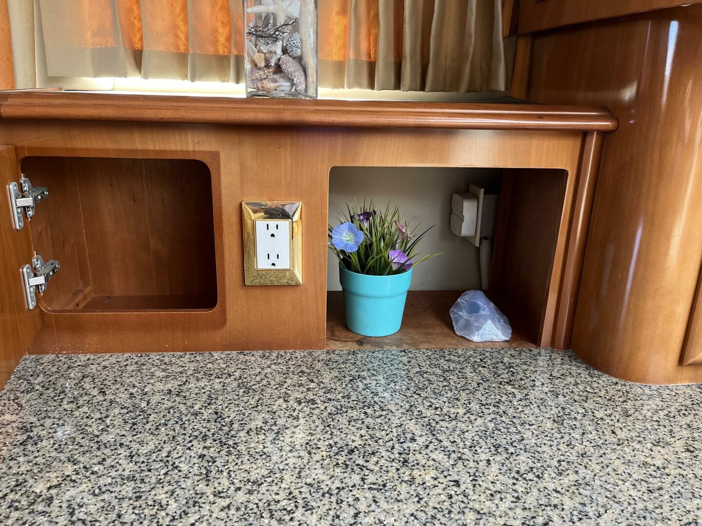 2005 Carver 396 — photo 37