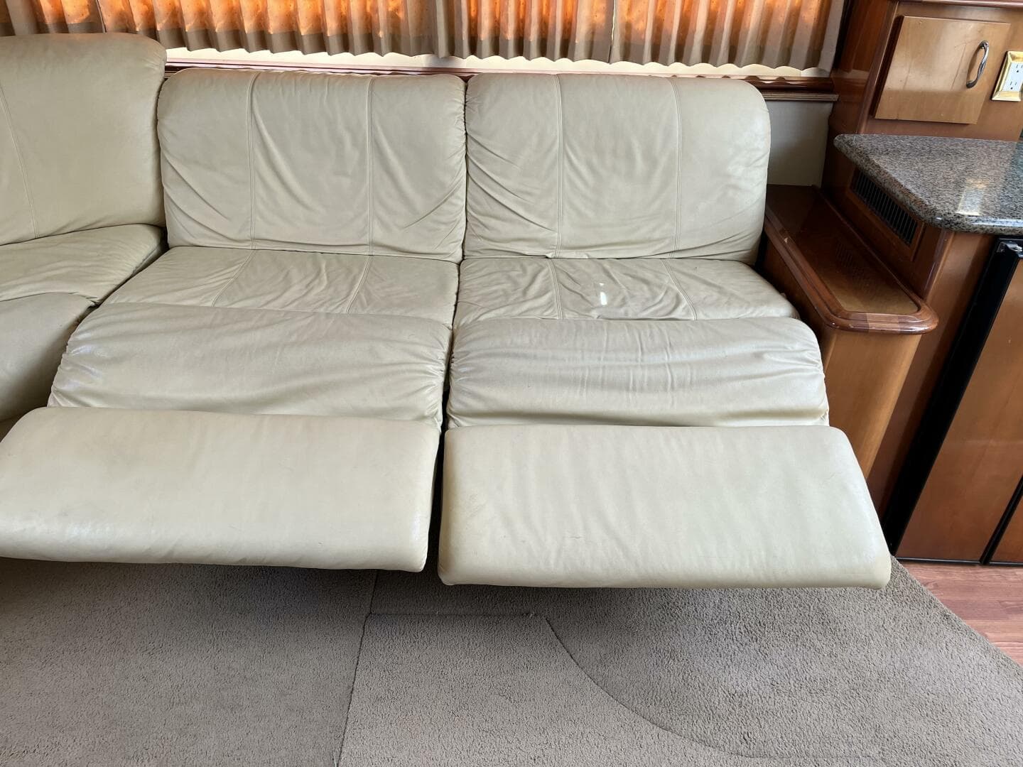 2005 Carver 396 — photo 34