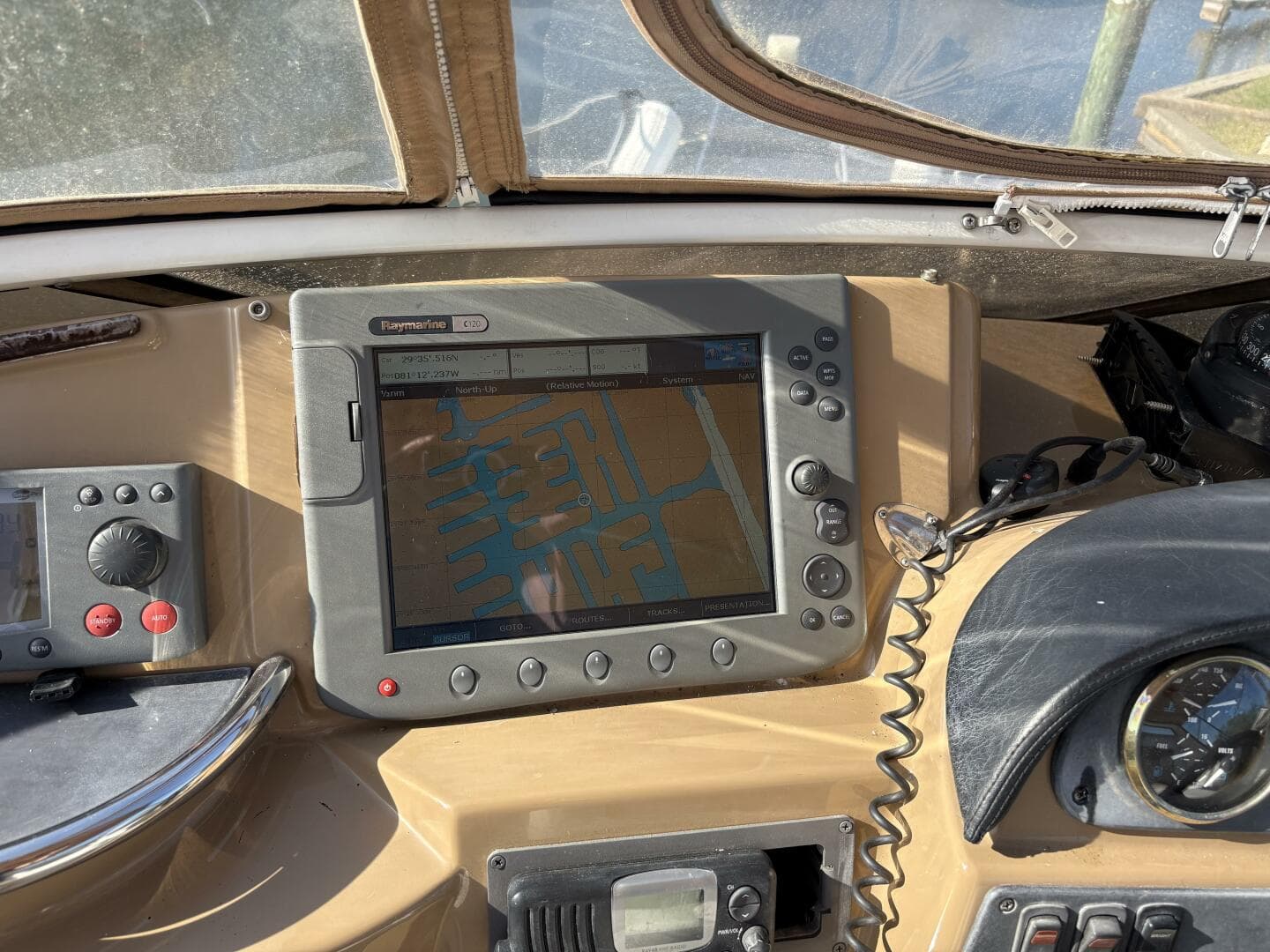 2005 Carver 396 — photo 15