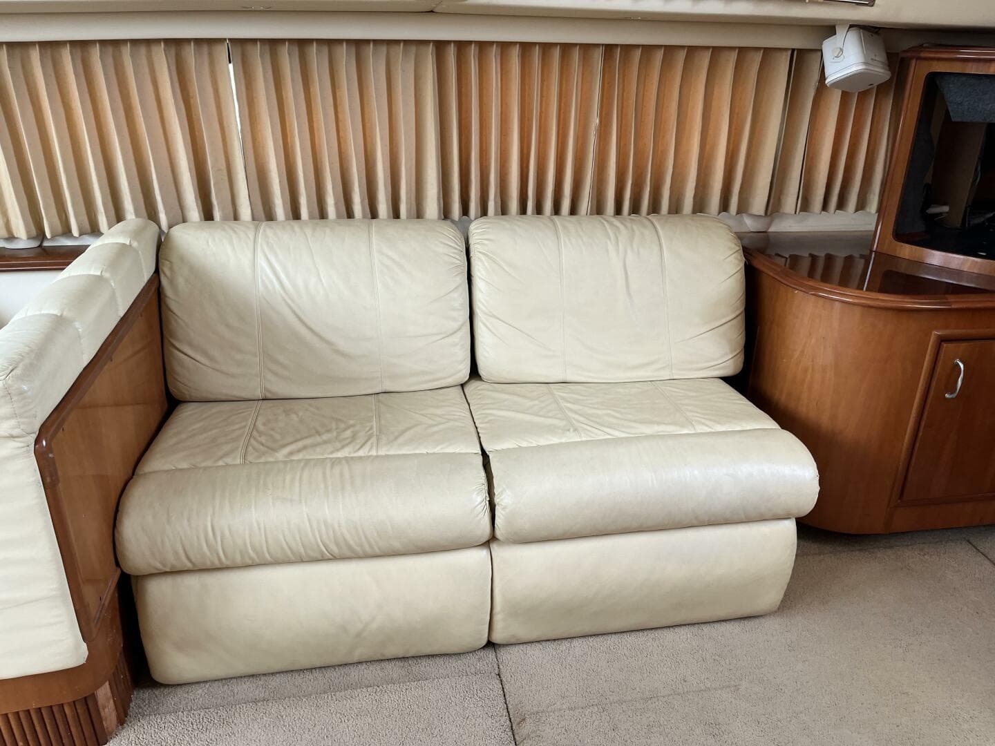 2005 Carver 396 — photo 33