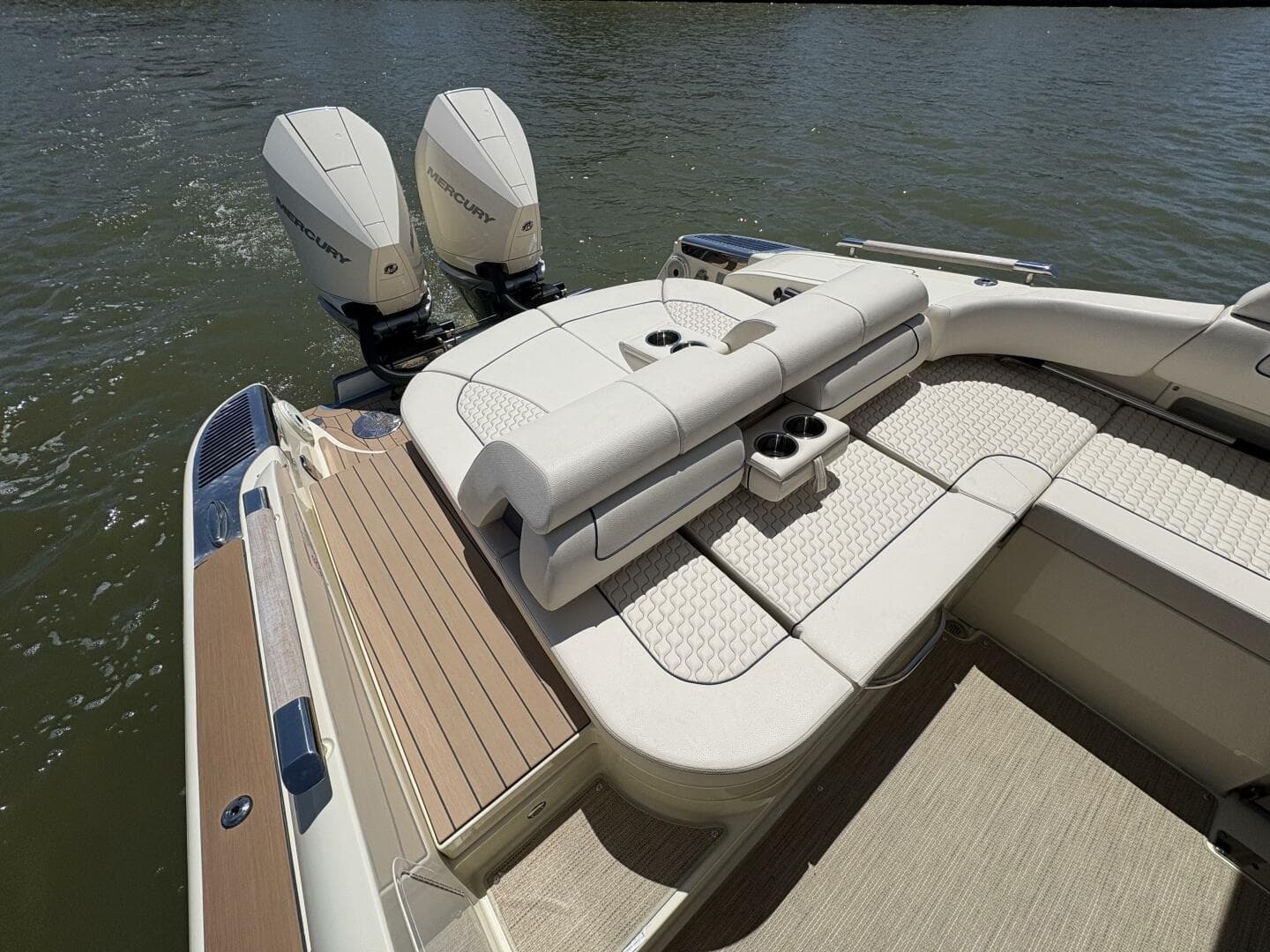 2023 Chris-Craft 31 Launch GT — photo 9