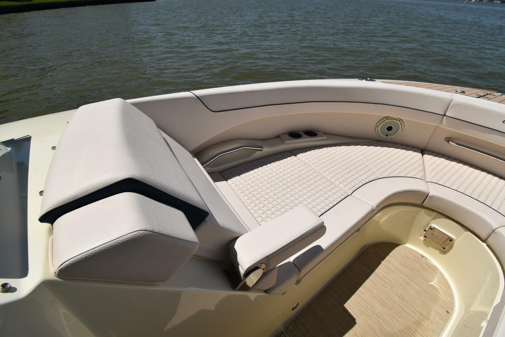 2023 Chris-Craft 31 Launch GT — photo 8