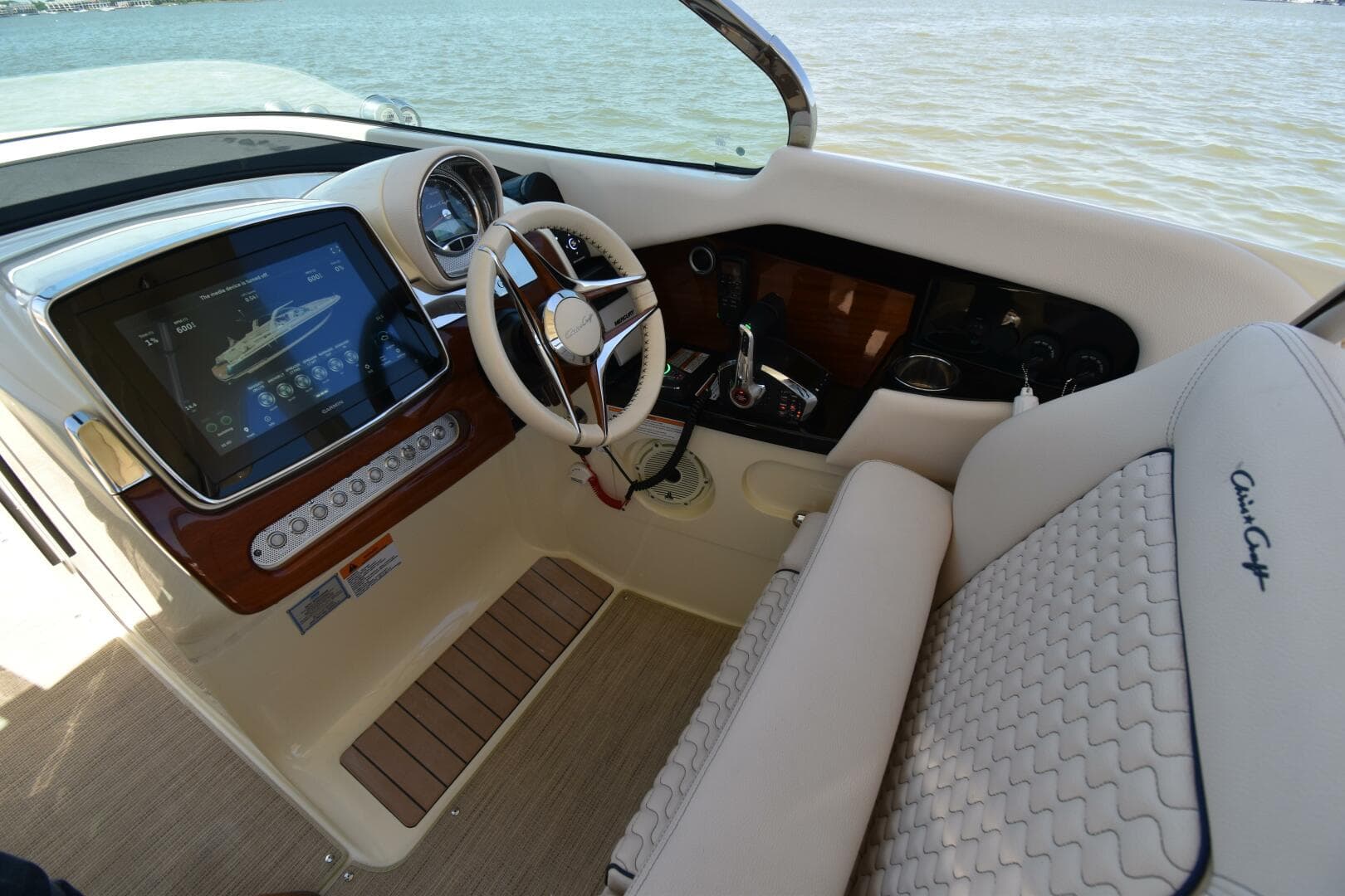 2023 Chris-Craft 31 Launch GT — photo 2