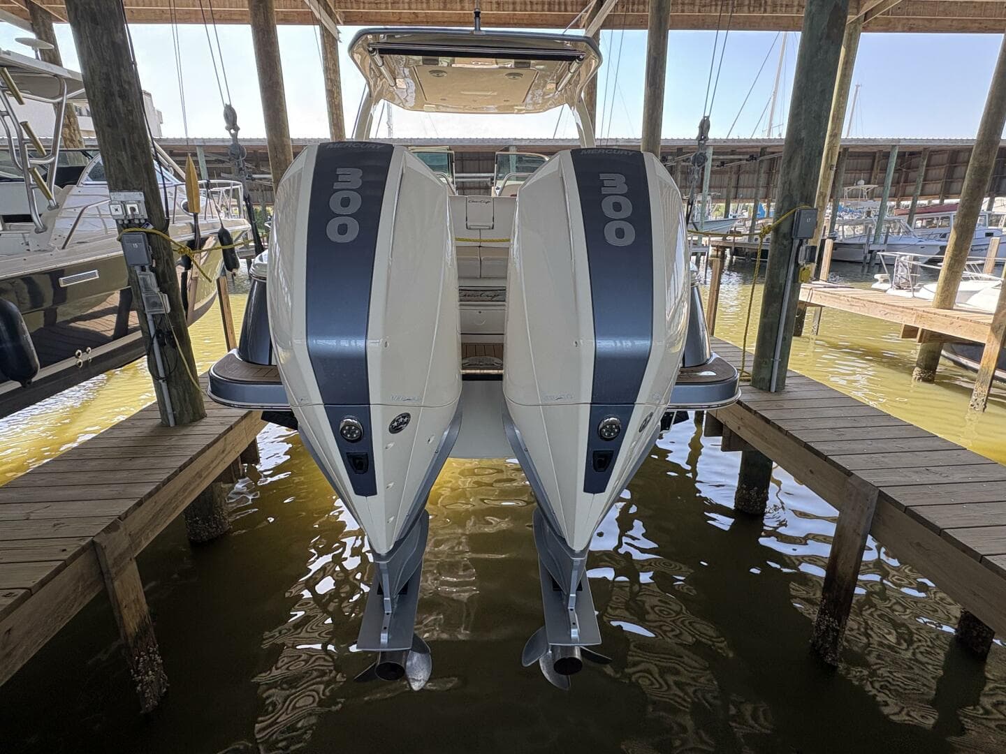 2023 Chris-Craft 31 Launch GT — photo 18