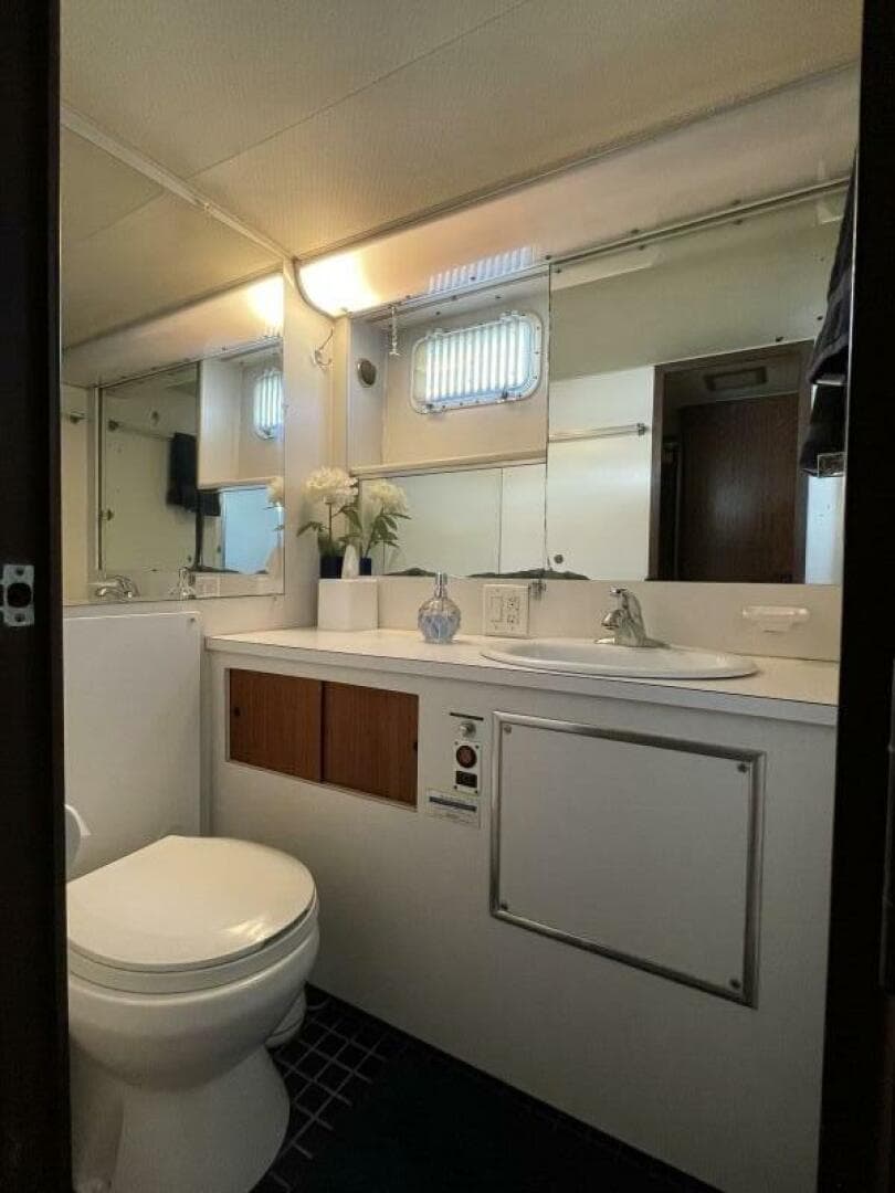 1973 Hatteras Classic — photo 22