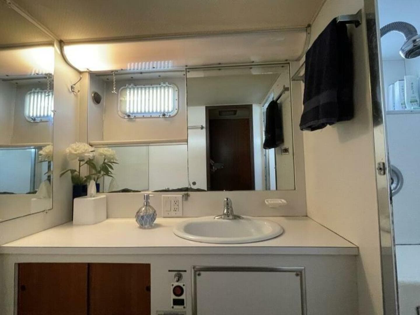 1973 Hatteras Classic — photo 27