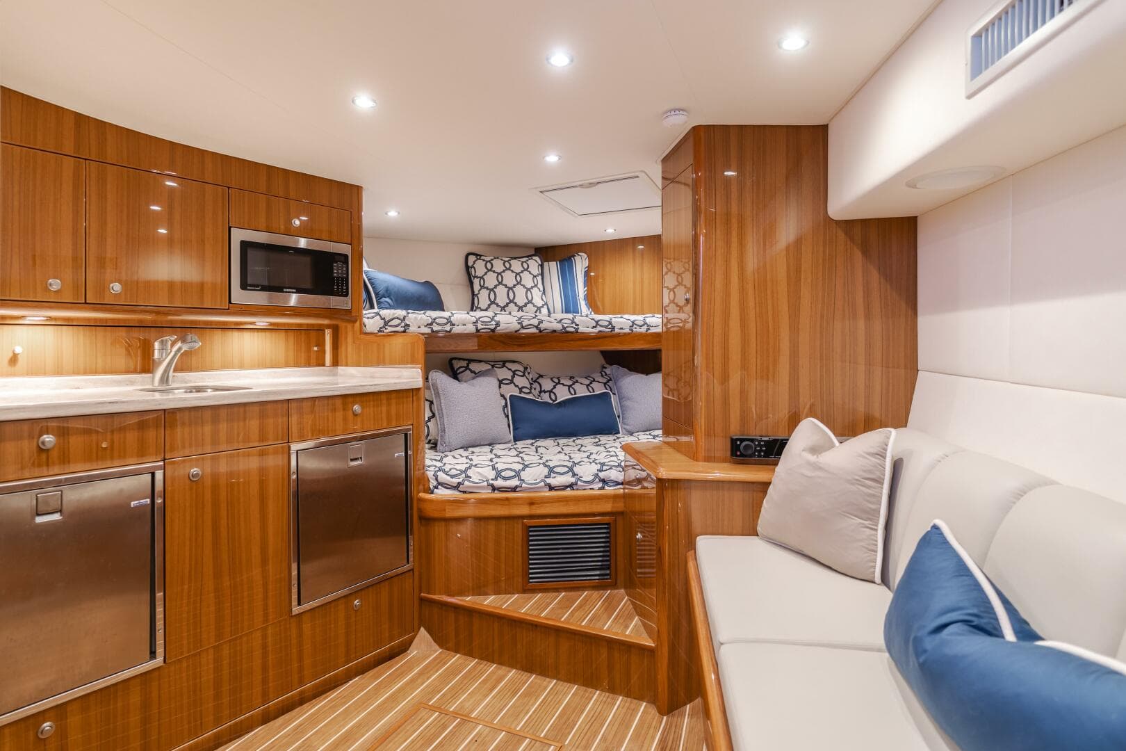 2022 Viking 38 Open Billfish — photo 2