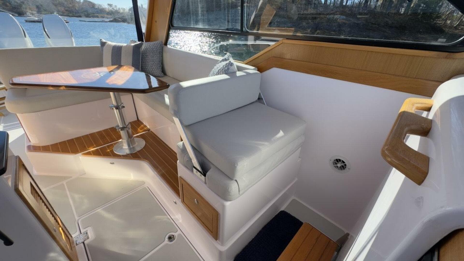 2022 True North 34 Outboard Express — photo 10