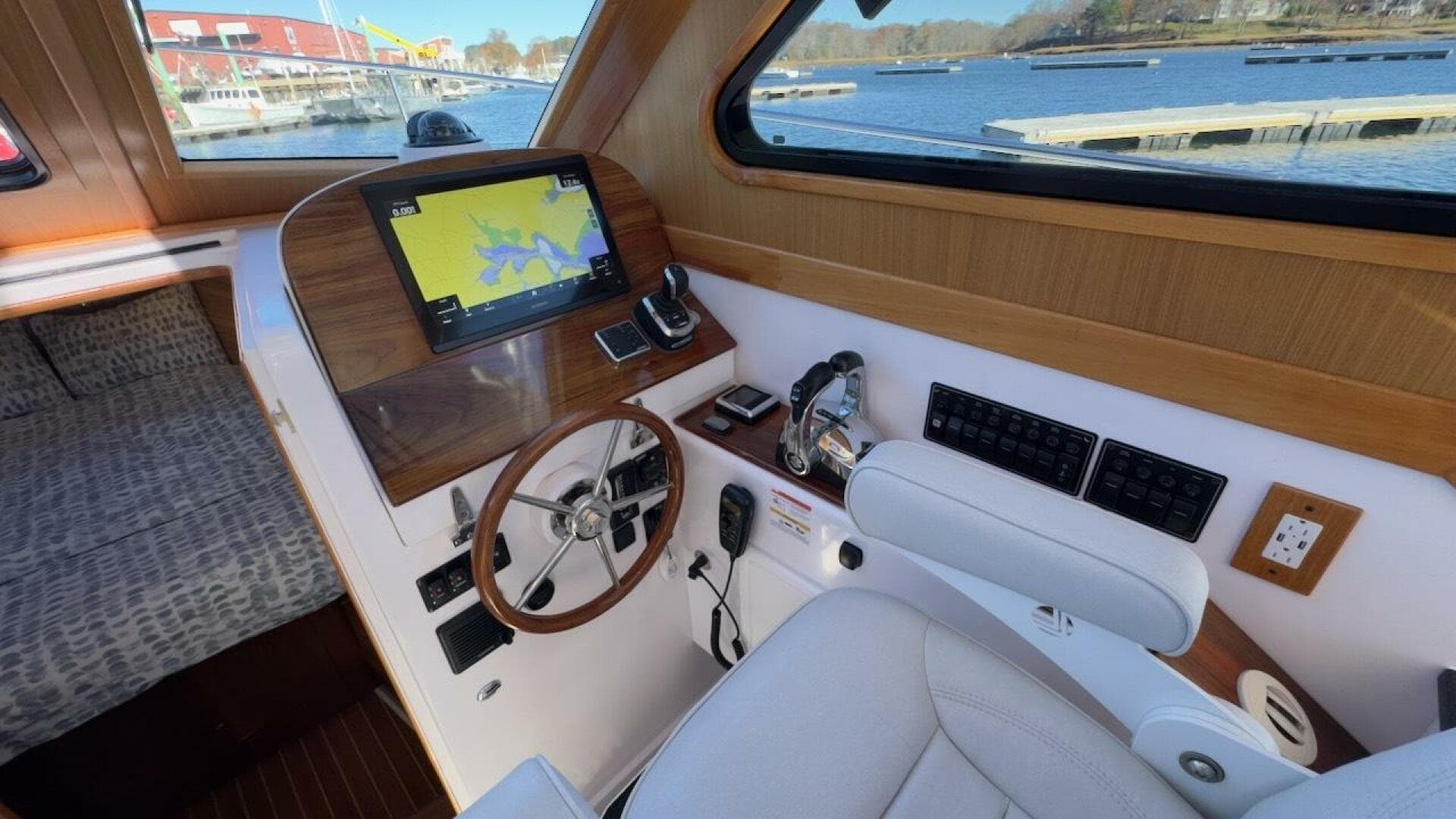 2022 True North 34 Outboard Express — photo 6