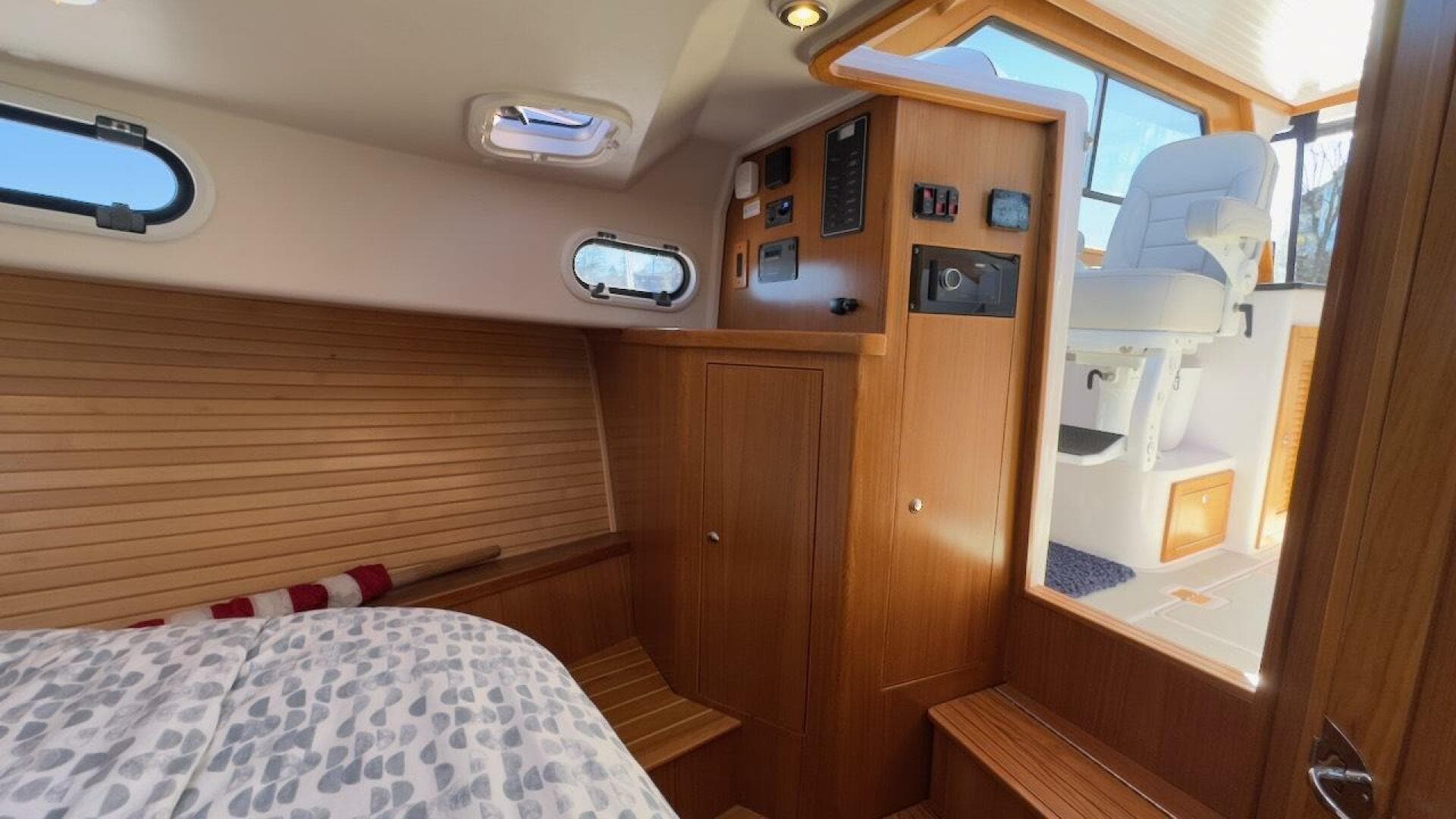 2022 True North 34 Outboard Express — photo 19