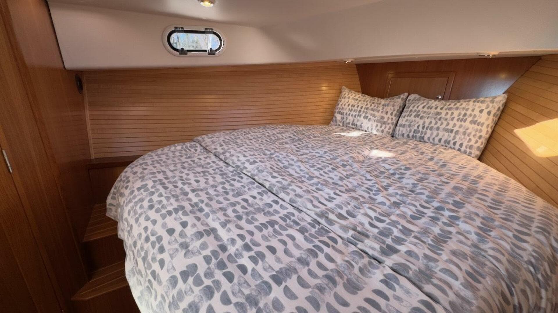 2022 True North 34 Outboard Express — photo 20