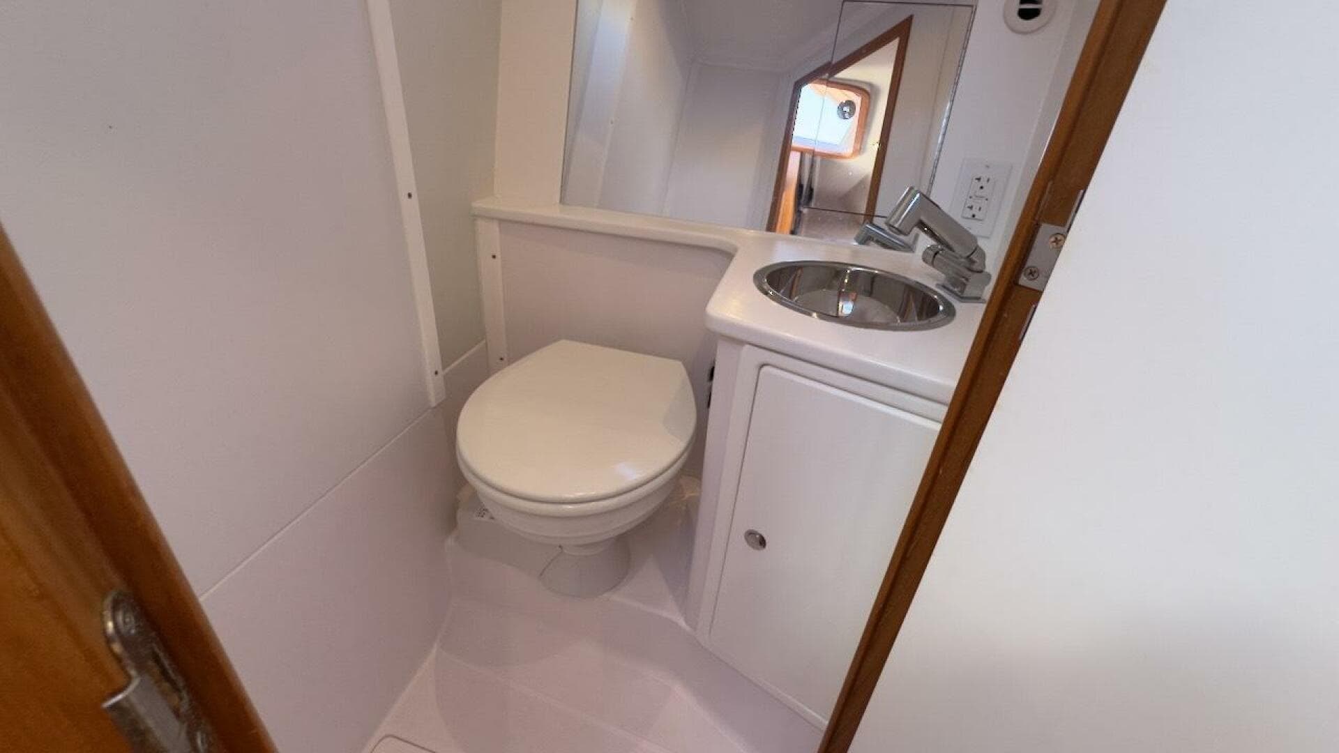 2022 True North 34 Outboard Express — photo 21