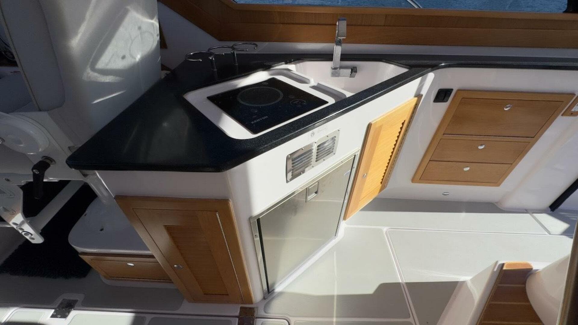 2022 True North 34 Outboard Express — photo 13