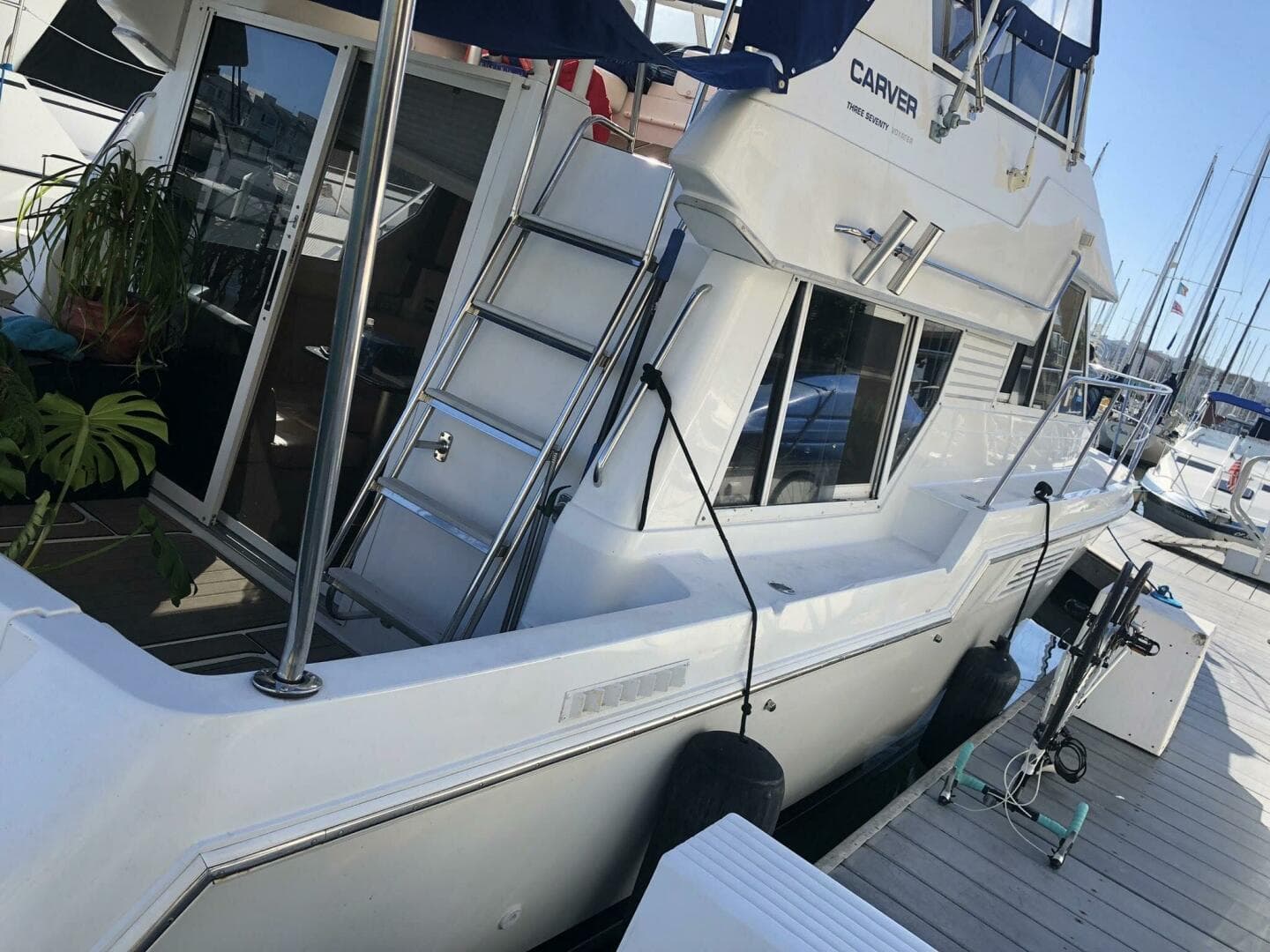 1999 Carver 370 — photo 3