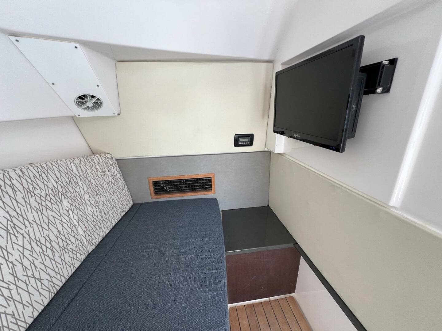 2019 Everglades 340 Dual Console — photo 2