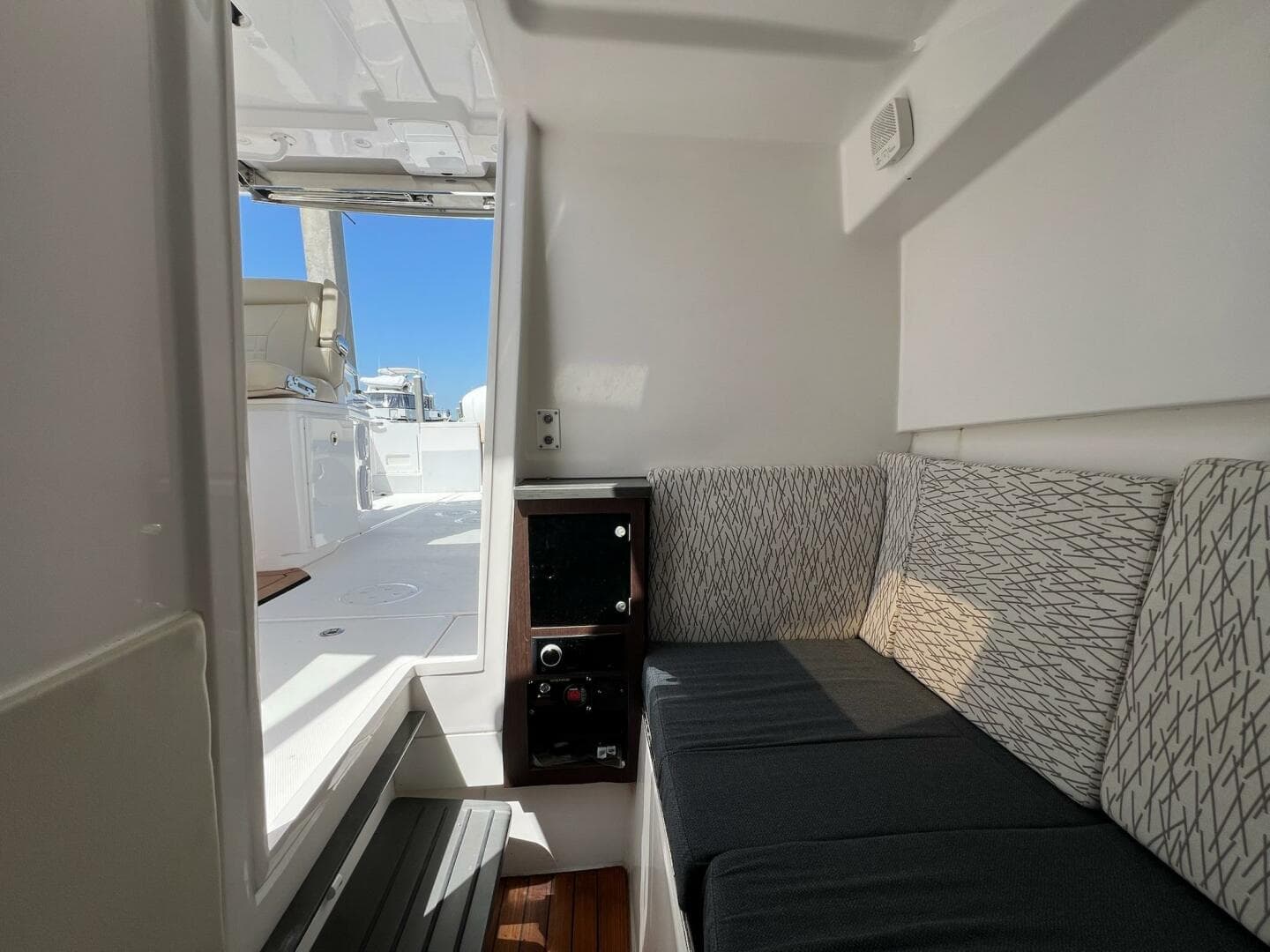 2019 Everglades 340 Dual Console — photo 5