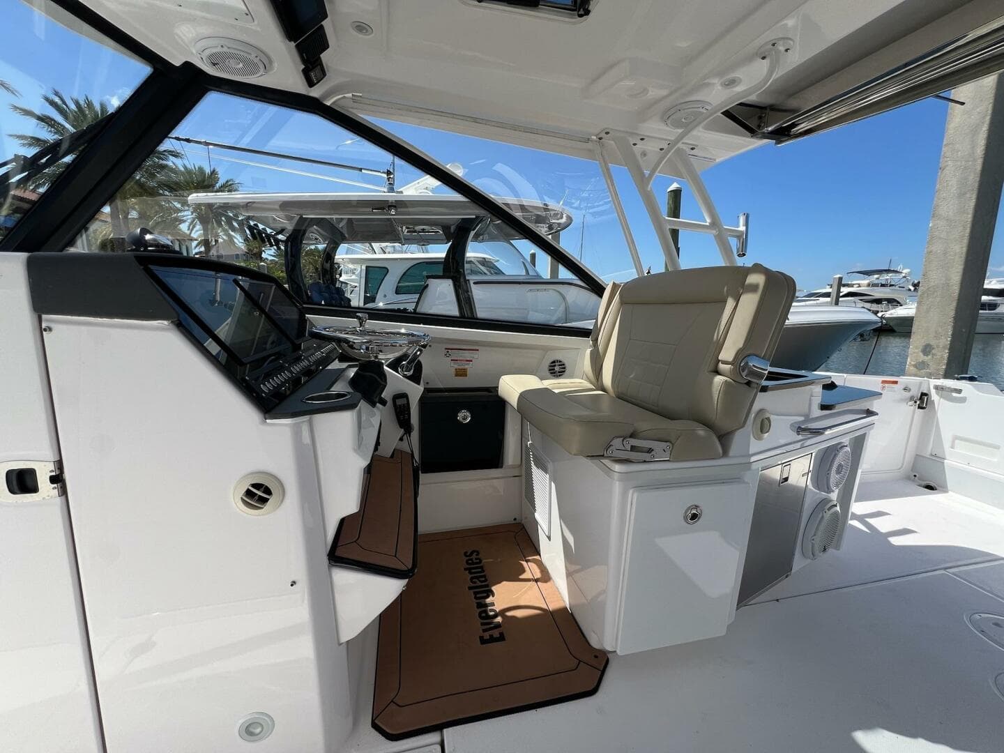 2019 Everglades 340 Dual Console — photo 8