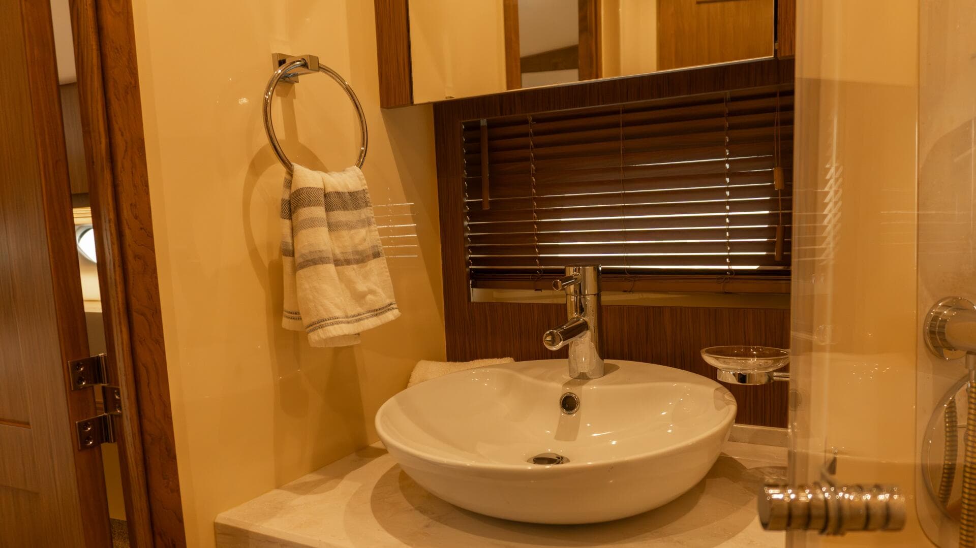 2017 Sea Ray 51 Flybridge — photo 14