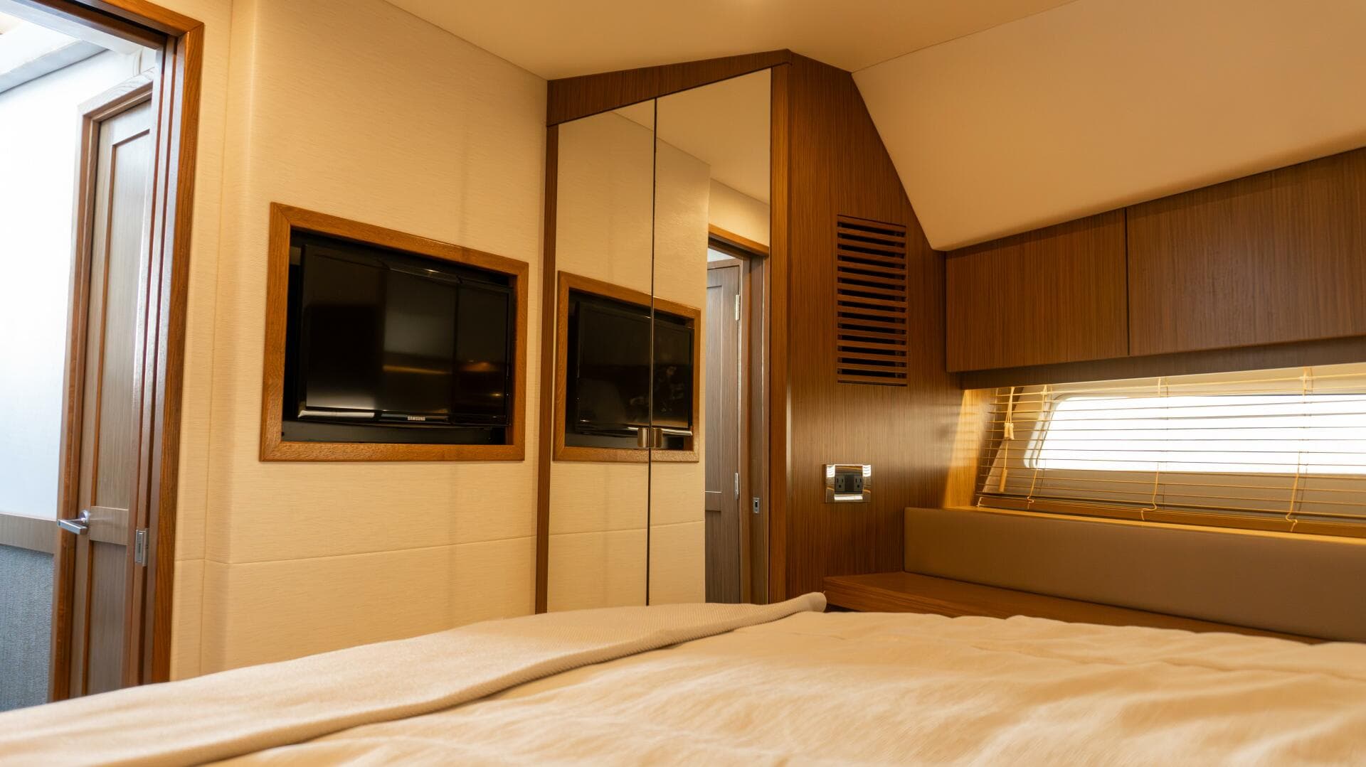 2017 Sea Ray 51 Flybridge — photo 13