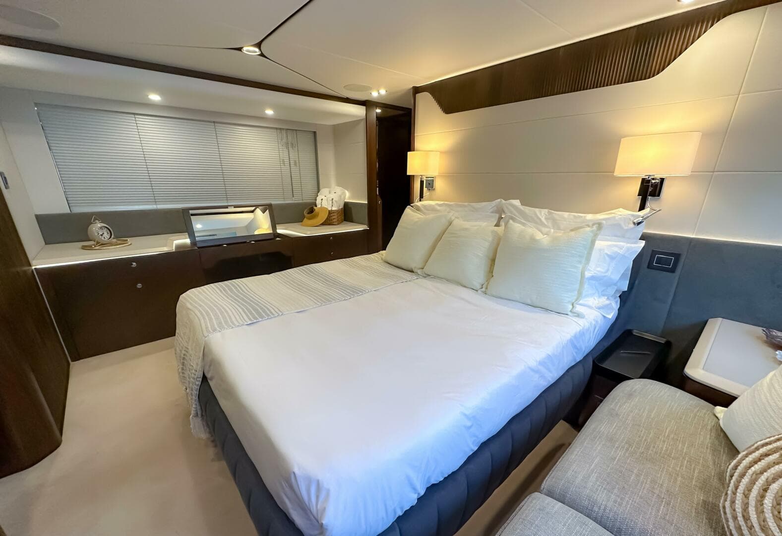 2023 Fairline Phantom 65 — photo 13