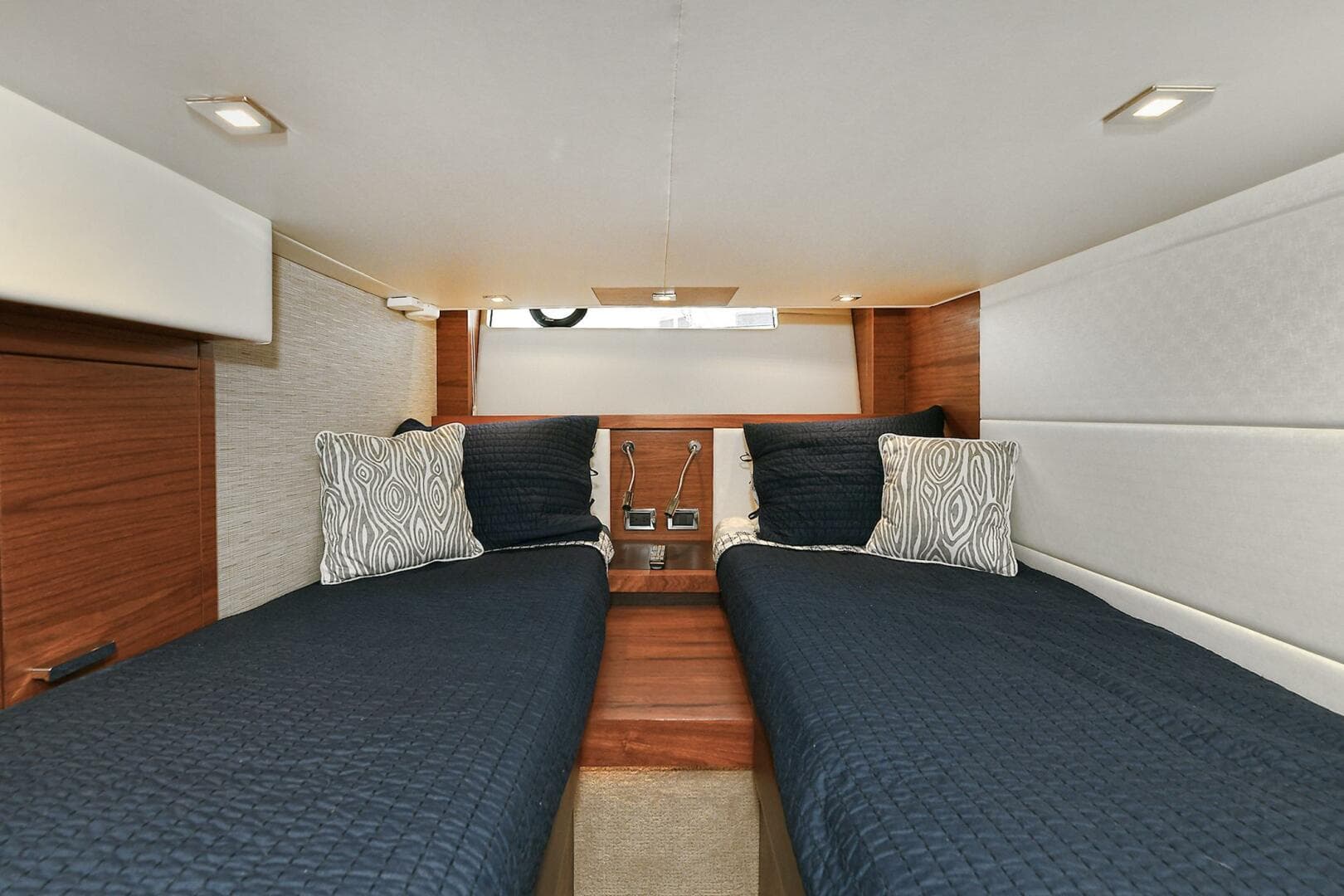 2015 Tiara Yachts C44 Coupe — photo 36